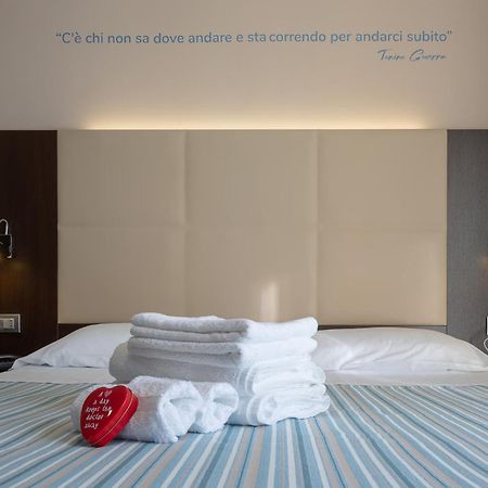 Gimmi Hotel Римини Екстериор снимка