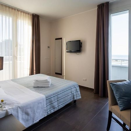 Gimmi Hotel Римини Екстериор снимка