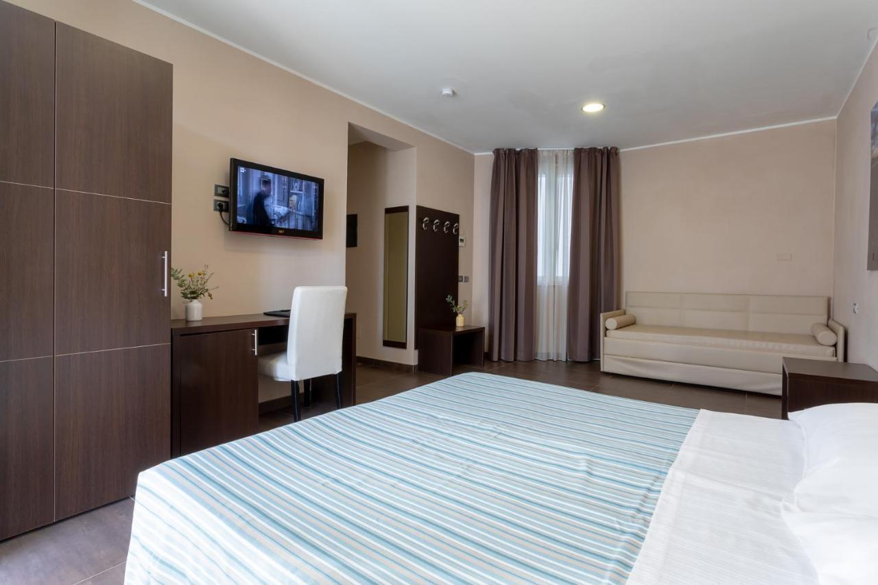 Gimmi Hotel Римини Екстериор снимка