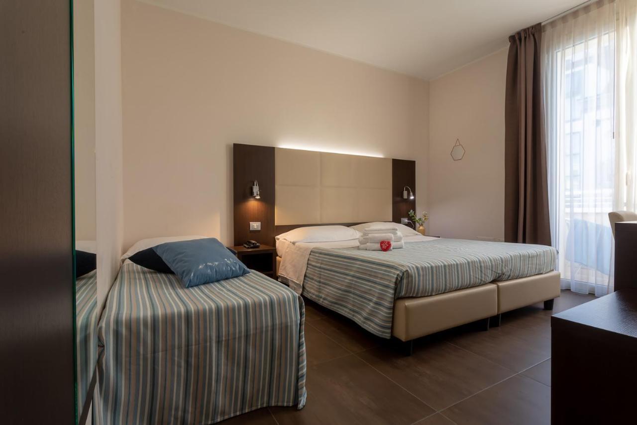 Gimmi Hotel Римини Екстериор снимка