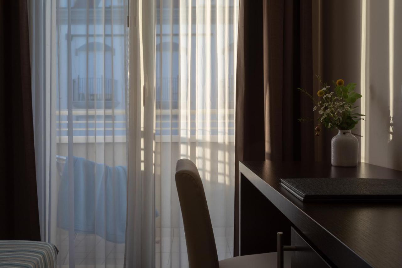 Gimmi Hotel Римини Екстериор снимка
